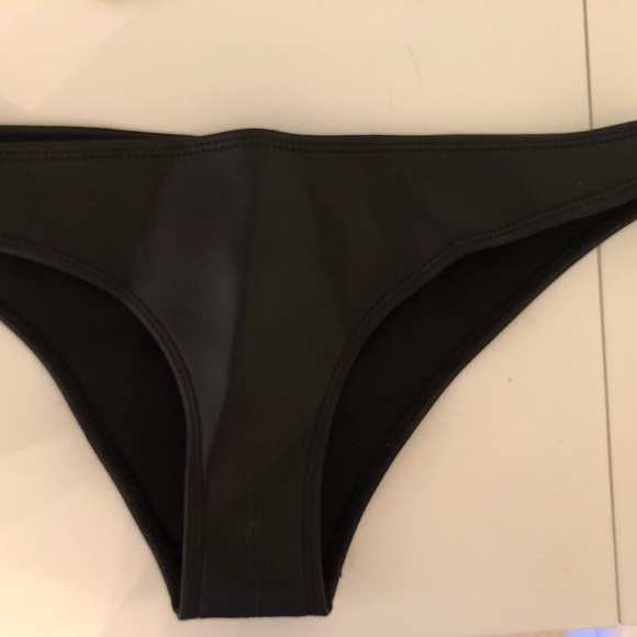 Hoaka Bikini - Picture 3 of 5